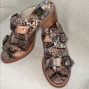 NWOT Freebird by Steven Caprice slides. Sz.8 NEVER WORN